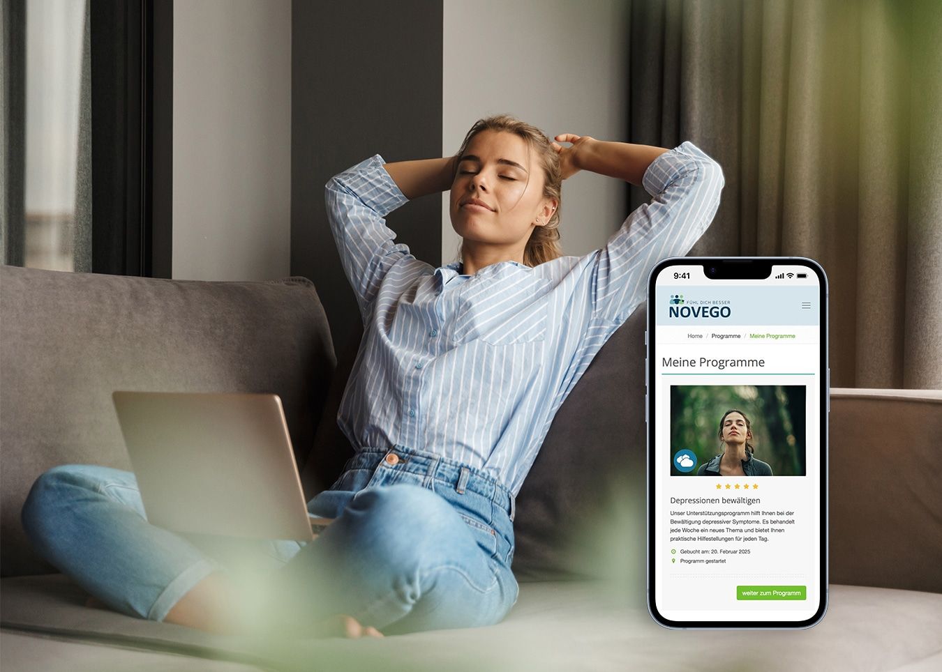 Frau in entspannter Position auf Sofa mit Laptop auf dem Schoß. Smartphone zeigt Ausschnitt der Novego App.